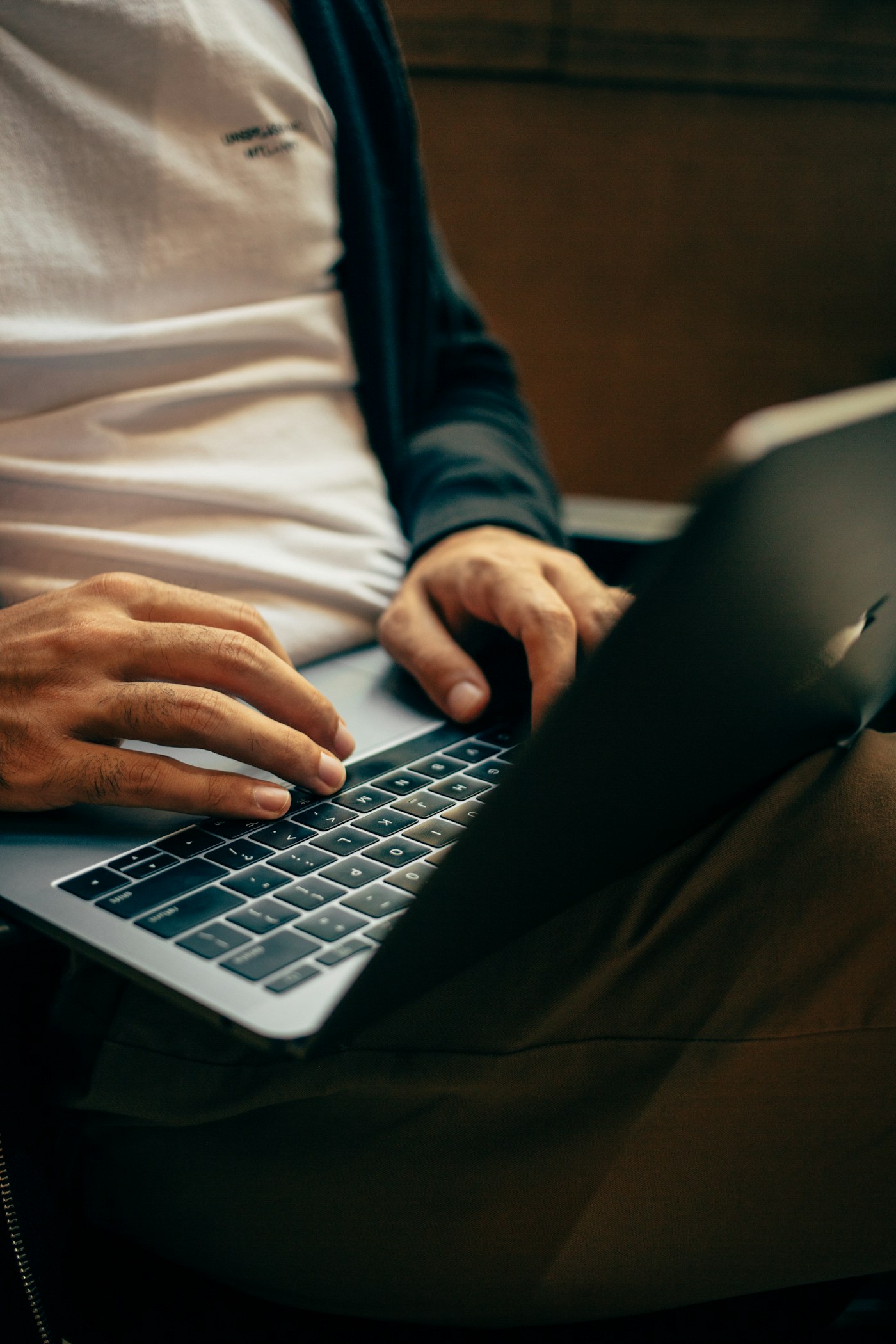 Person using MacBok
