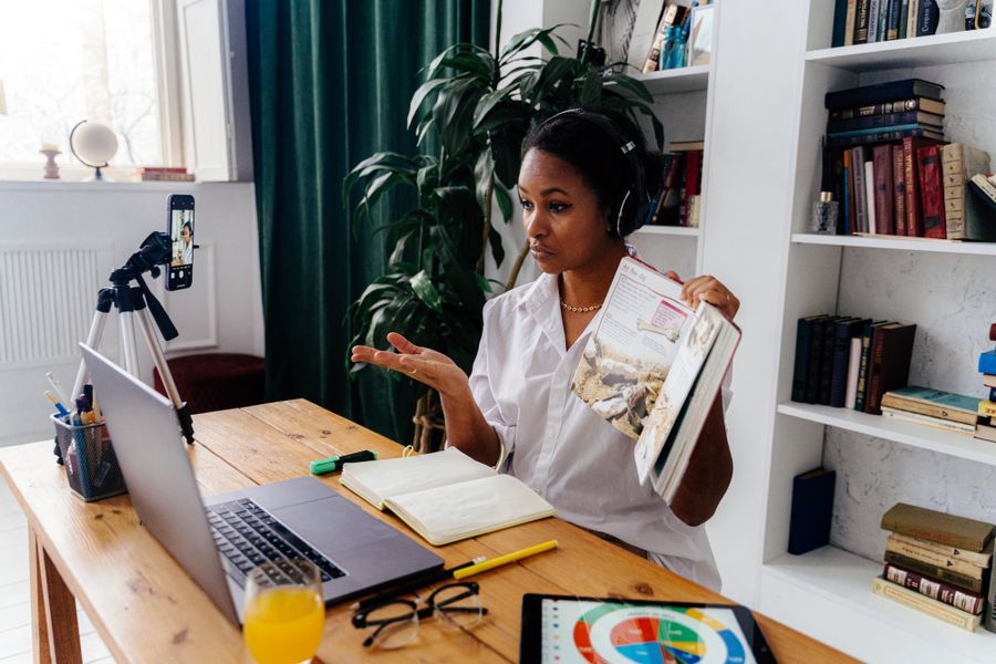 Online coach teaching a learner from a laptop